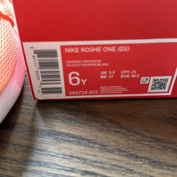Brand new Nike Roshe One size 6Y - Picture 5 of 5